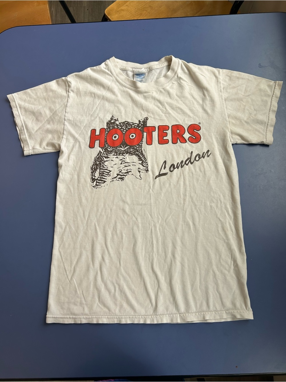 Vintage Hooters London Size Small Women’s Tshirt - Picture 2 of 4